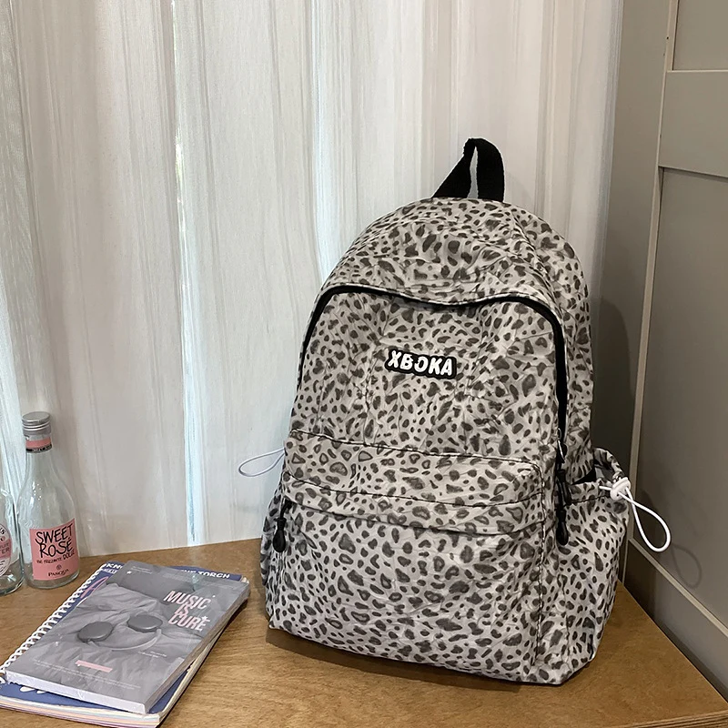 Niedlicher trendiger Schulrucksack mit Dekoration