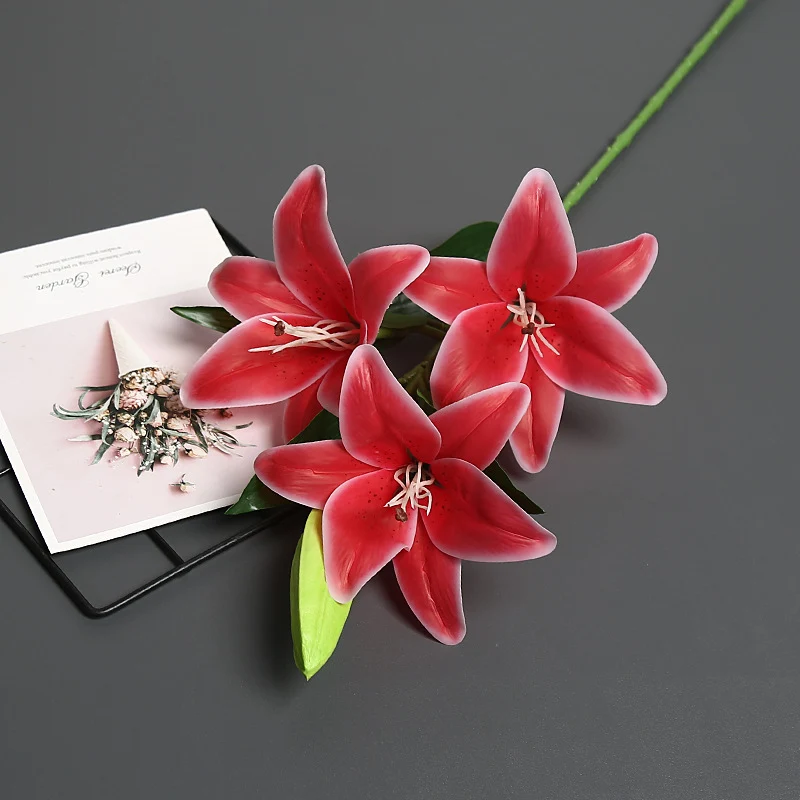 Lebensechter künstlicher Lilienstrauß