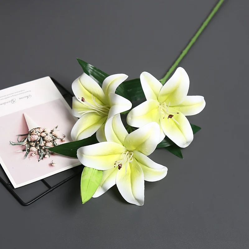 Lebensechter künstlicher Lilienstrauß