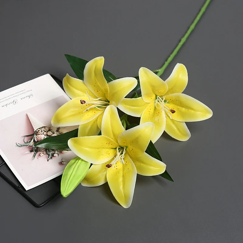 Lebensechter künstlicher Lilienstrauß