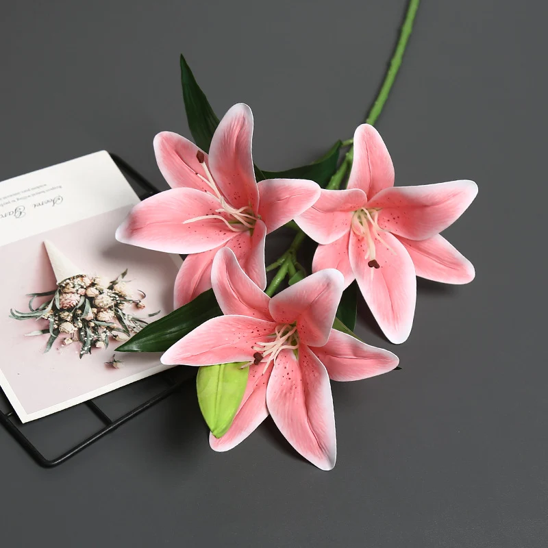 Lebensechter künstlicher Lilienstrauß