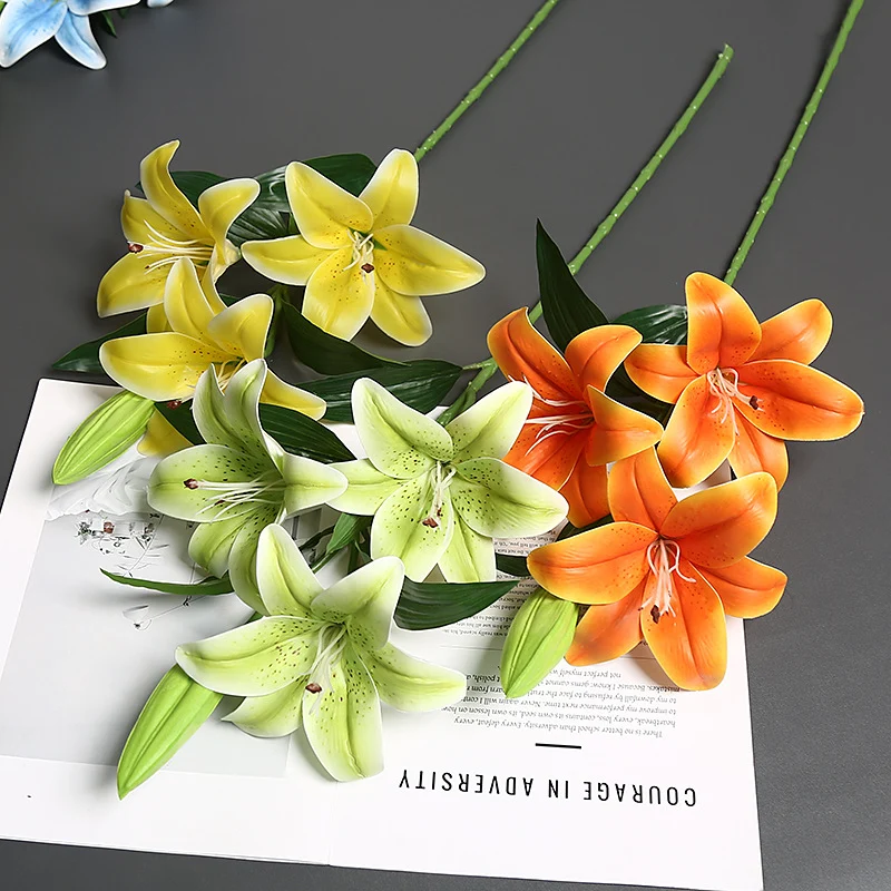 Lebensechter künstlicher Lilienstrauß