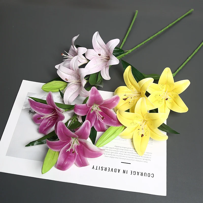 Lebensechter künstlicher Lilienstrauß
