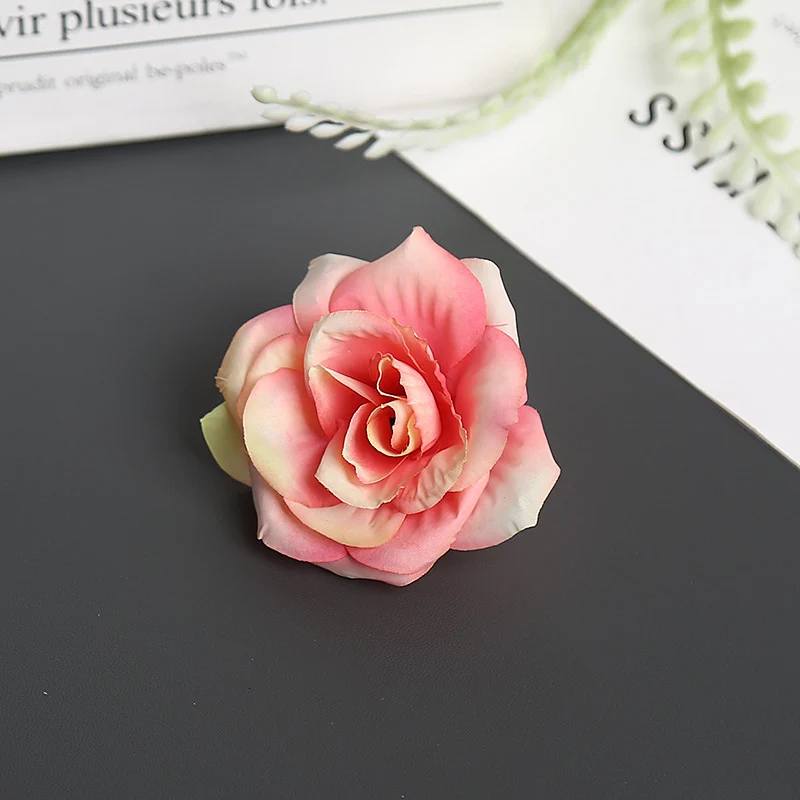 Blumenbrosche für dekorative Zwecke und Anzeige