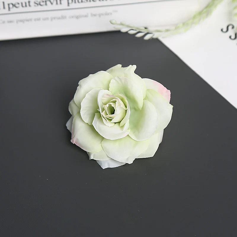 Blumenbrosche für dekorative Zwecke und Anzeige