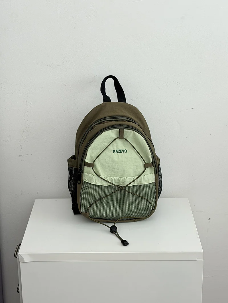Kompakter Freizeit-Schulrucksack mit vielen Fächern