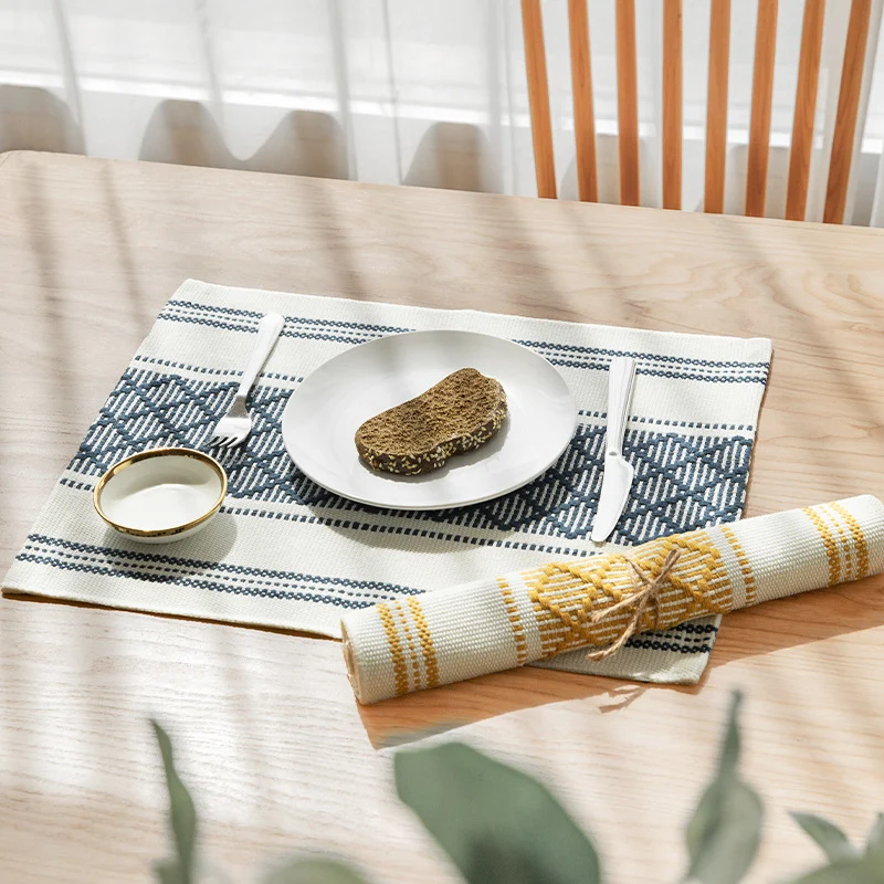 Flachgewebtes Tischset mit gewebtem Diamant‑Jacquardmuster