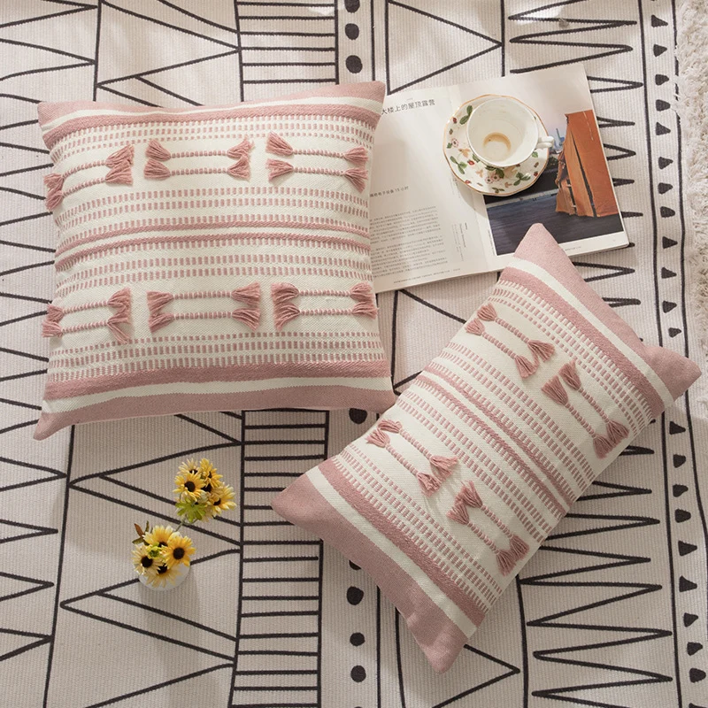 Handgewebter quadratischer Dekokissenbezug mit Tuft‑Applikationen und Boho‑Streifen