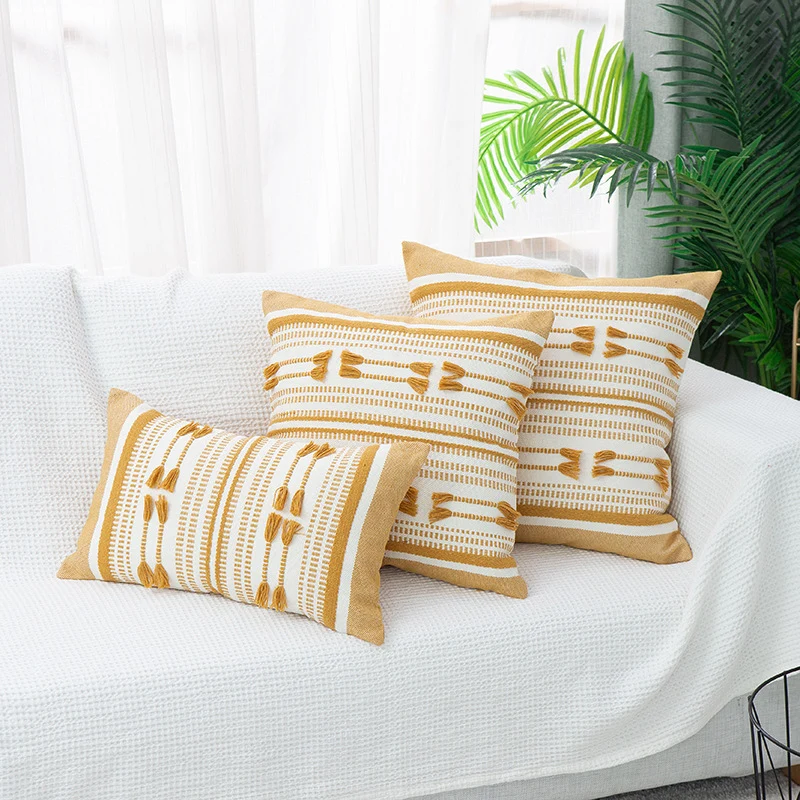 Handgewebter quadratischer Dekokissenbezug mit Tuft‑Applikationen und Boho‑Streifen
