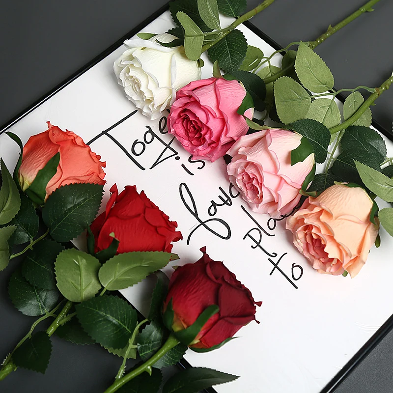 Realistische Seidenrose mit Grünanlagen