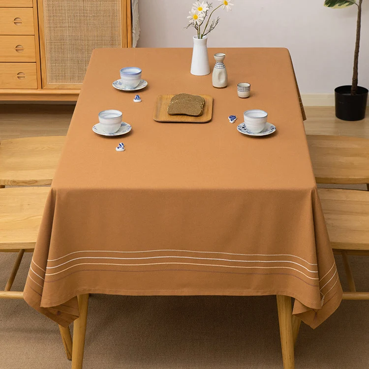 Rechteckige Tischdecke aus Baumwoll-Leinen-Mischung mit feiner Stickstreifen-Optik und dekorativen Quasten