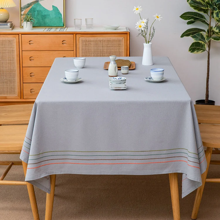 Rechteckige Tischdecke aus Baumwoll-Leinen-Mischung mit feiner Stickstreifen-Optik und dekorativen Quasten