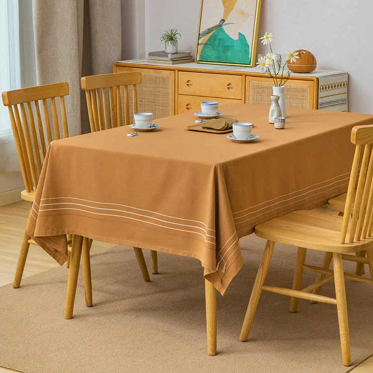 Rechteckige Tischdecke aus Baumwoll-Leinen-Mischung mit feiner Stickstreifen-Optik und dekorativen Quasten