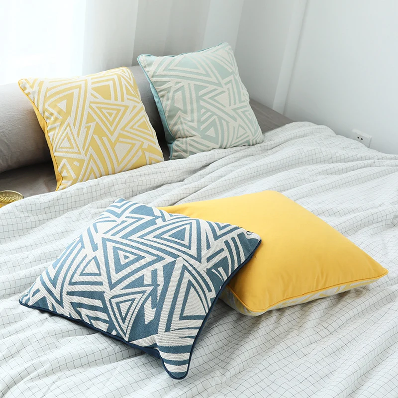 Quadratischer Kissenbezug mit doppelseitigem Jacquard‑Dreiecksmotiv und Paspel