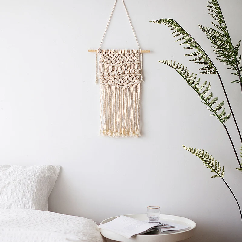 Handgefertigter Makramee‑Wandbehang mit langen Quasten und Holzstab