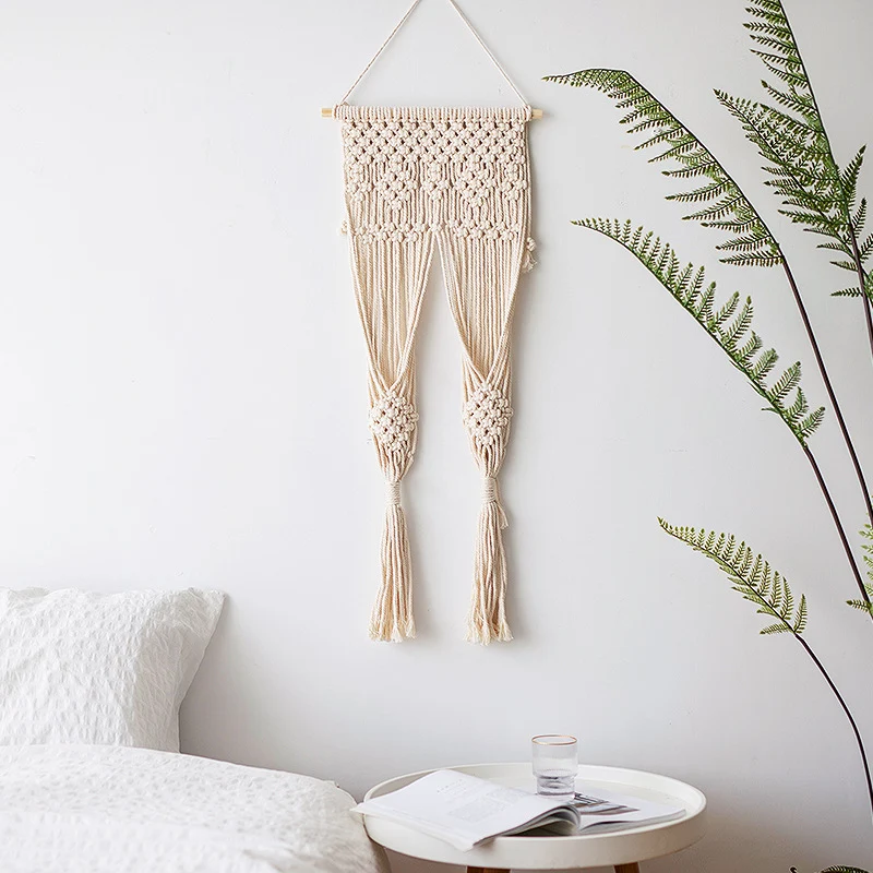 Handgefertigter Makramee‑Wandbehang mit langen Quasten und Holzstab