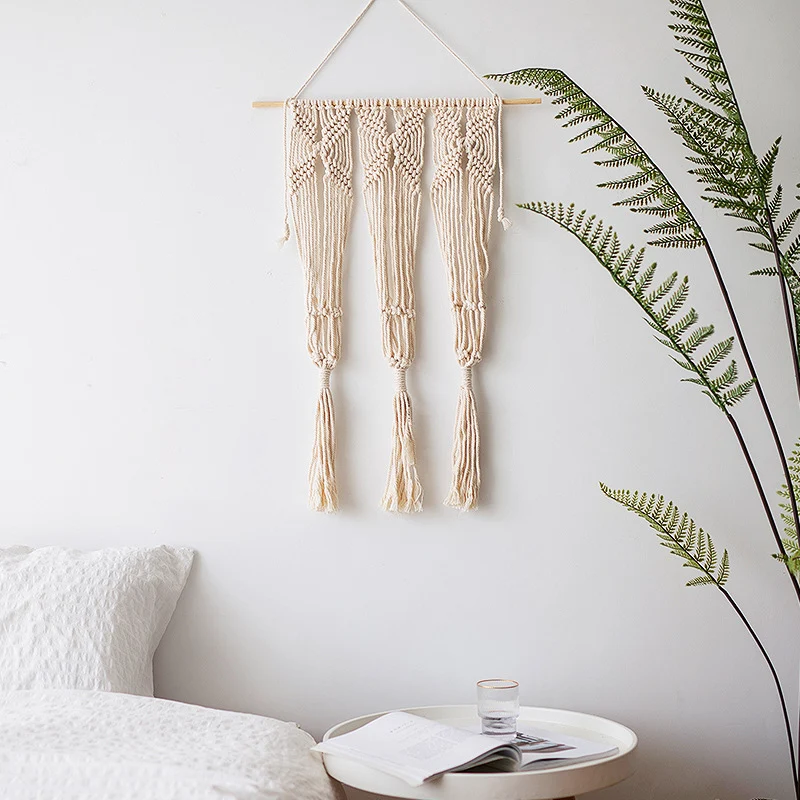 Handgefertigter Makramee‑Wandbehang mit langen Quasten und Holzstab