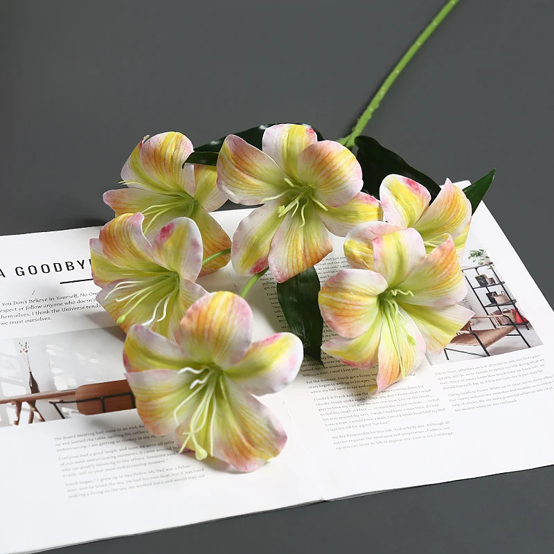 Realistische Seidenblumenstängelanordnung
