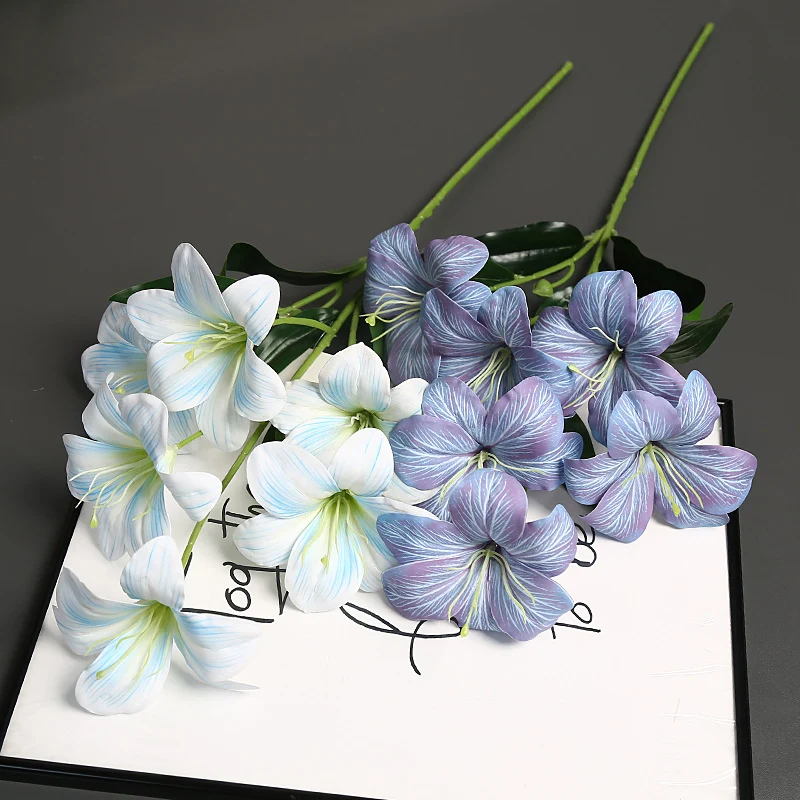 Realistische Seidenblumenstängelanordnung