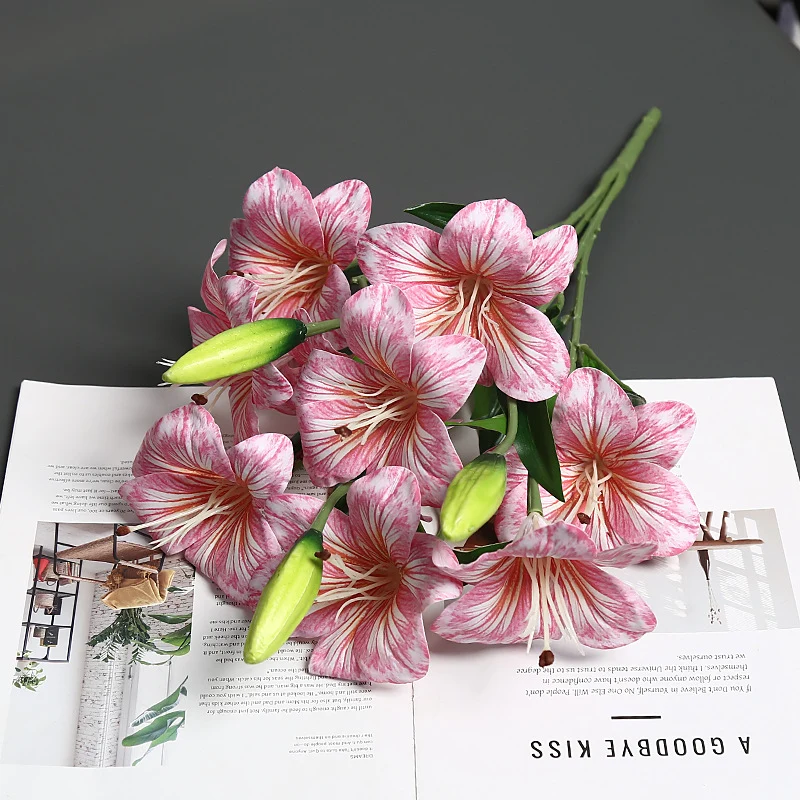 Realistischer lebensnaher Lilienblumenstrauß