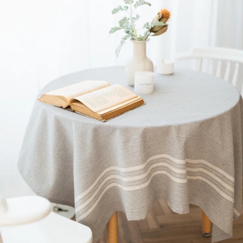 Rechteckige Tischdecke aus Baumwoll‑Leinen‑Mischung mit dezenter Streifenbordüre und dekorativen Quasten