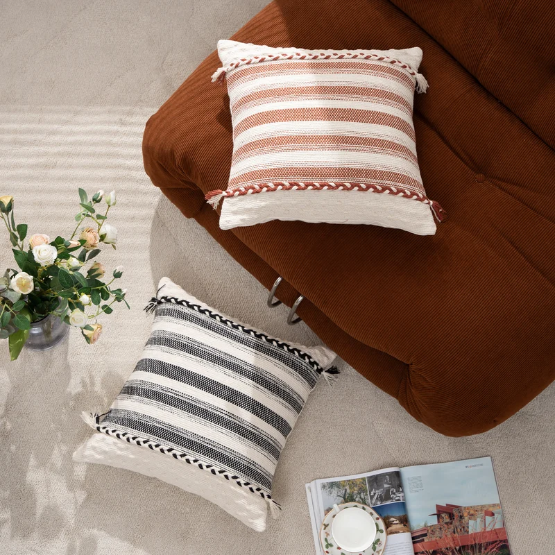Rechteckiges Boho-Lumbar-Kissen mit geflochtenen Bändern und Quasten