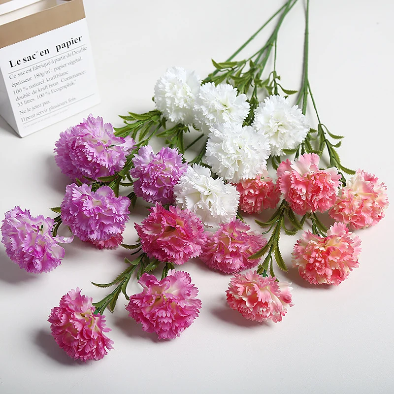 Realistischer Floralnelkenstrauß