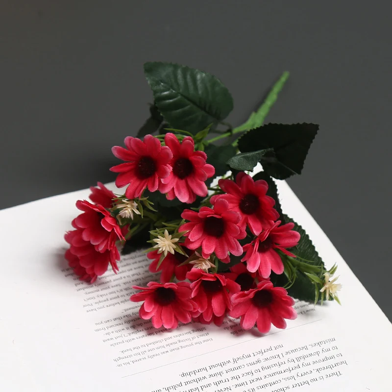 Realistische Blumenanordnung