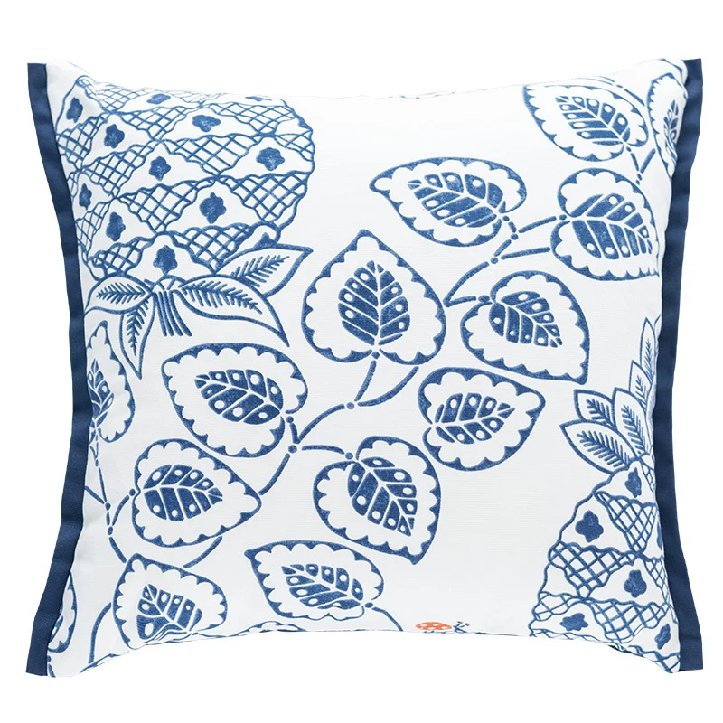 Quadratischer Zierkissenbezug mit botanischem Blattprint, Baumwoll‑Leinen‑Mix und kontrastierender Kederkante