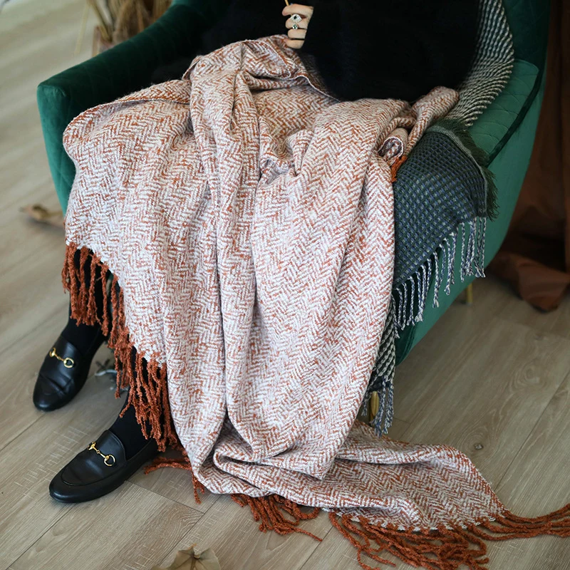 Grobgewebte Wohndecke mit Fischgrät‑Jacquard und langen Fransen