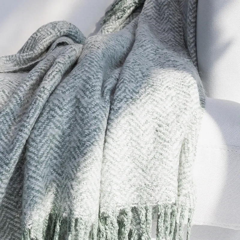 Grobgewebte Wohndecke mit Fischgrät‑Jacquard und langen Fransen