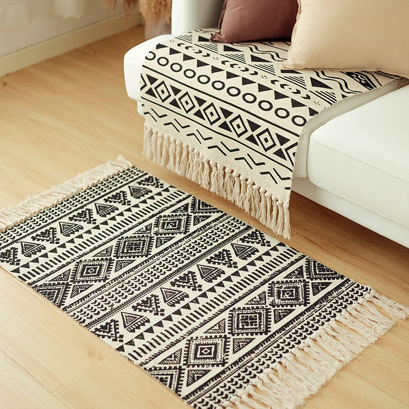 Flachgewebter Baumwollläufer im Boho‑Tribal‑Design mit geometrischen Diamantmotiven und handfransiger Kante