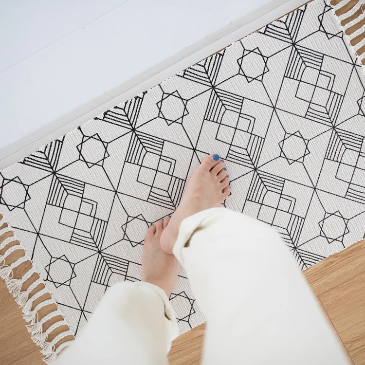 Flachgewebter Baumwoll-Tischläufer im Art-Deco‑Geometrie‑Jacquard mit handfransiger Kante