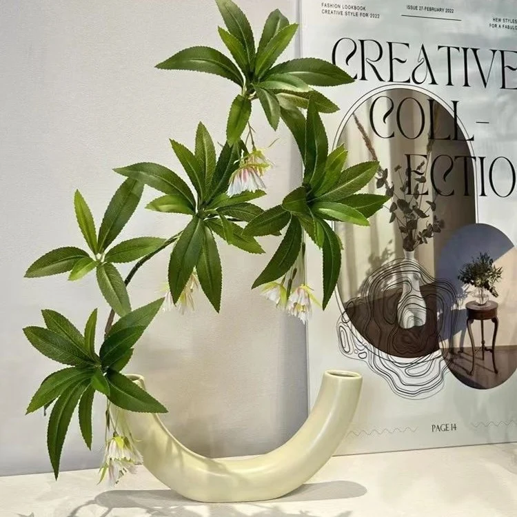 Elegante geschwungene keramische Blumenvase für die Wohnkultur