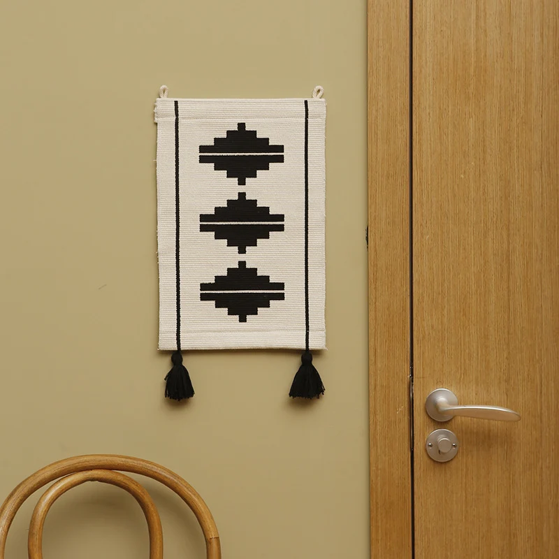 Gewebter Wandbehang im minimalistischen Geo‑Muster mit Zierquasten und Aufhängeschlaufen