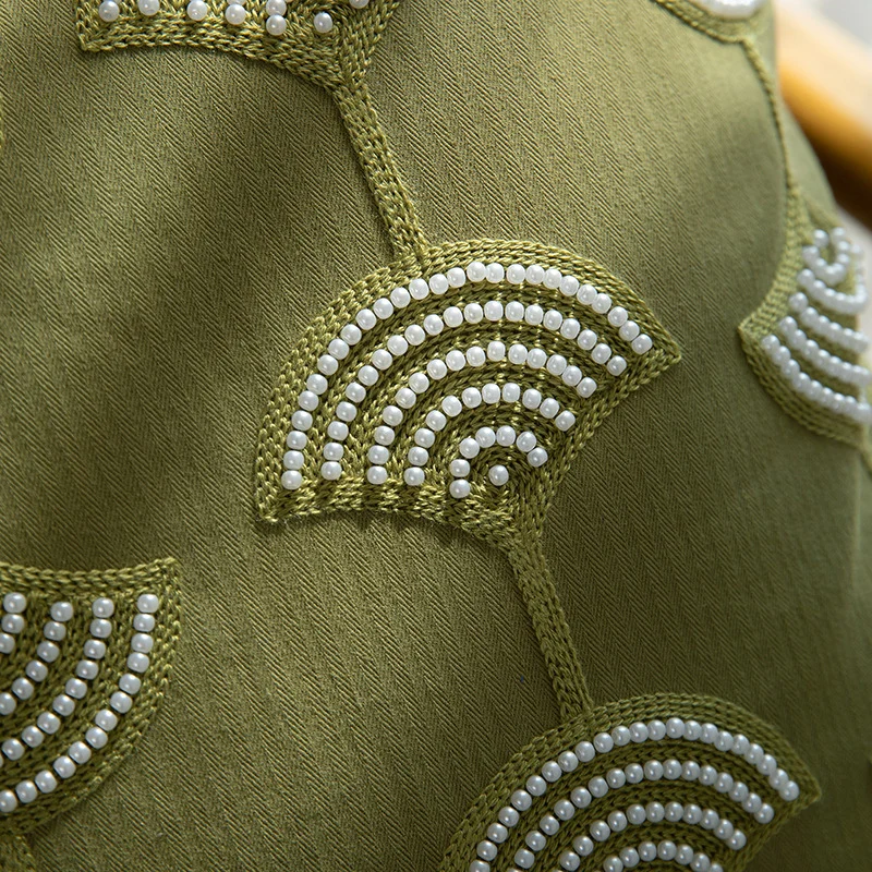 Quadratisches Zierkissen mit gesticktem Fächer‑Motiv und dekorativen Quasten