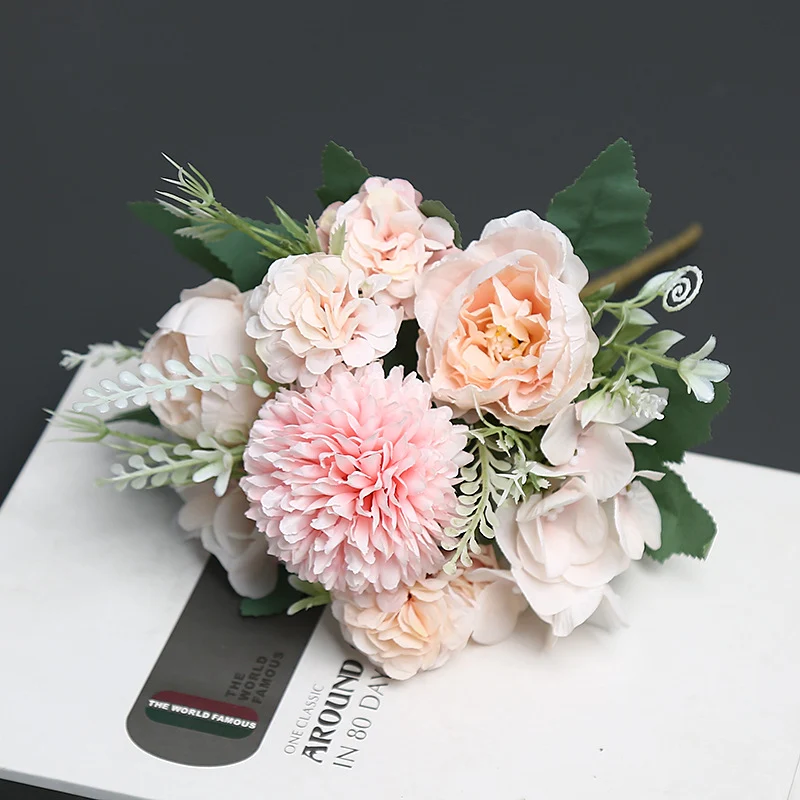 Luxuriöser Faux-Blumenstrauß