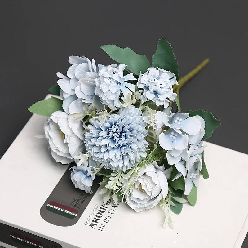 Luxuriöser Faux-Blumenstrauß