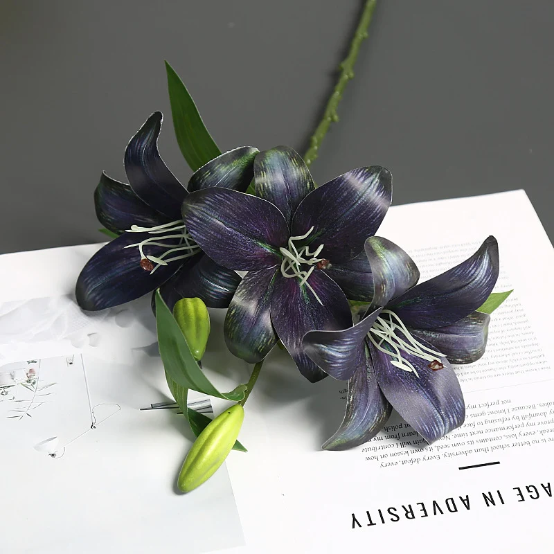 Lebensechte Lilienstängel-Anordnung