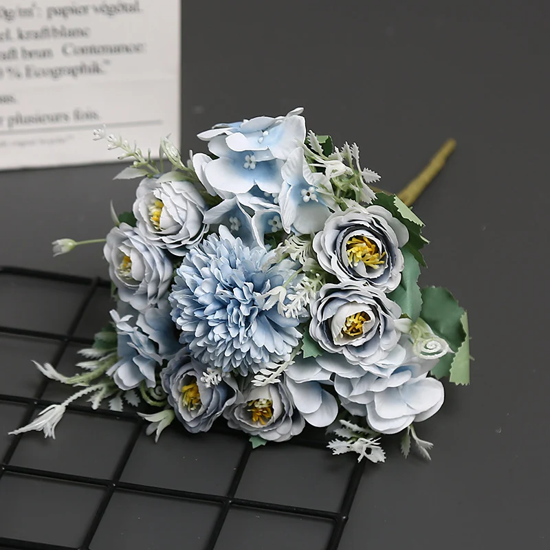 Lebensechtes Blumenstrauß-Arrangement