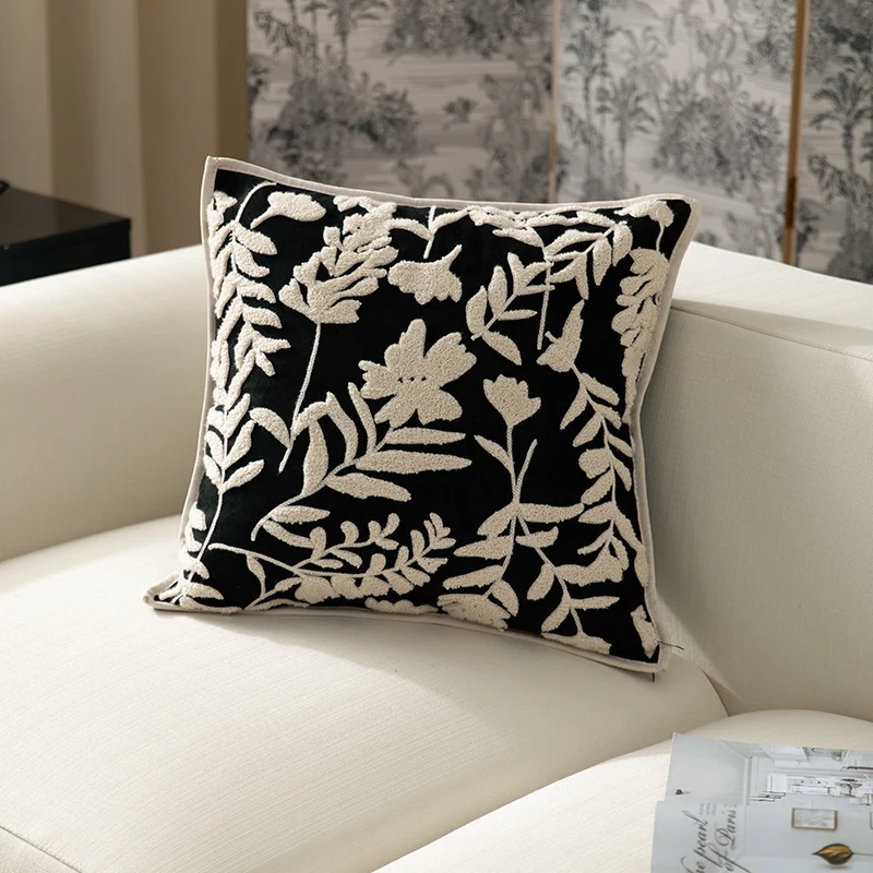 Quadratisches Zierkissen mit floraler Flockstickerei und feiner Paspelkante