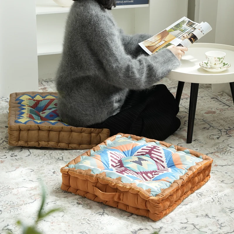 Quadratisches Sitzkissen mit kilim-inspiriertem Muster, gesteppter Polsterung und Traggriff