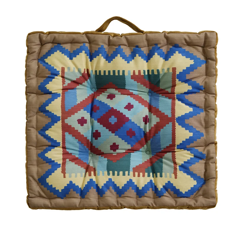 Quadratisches Sitzkissen mit kilim-inspiriertem Muster, gesteppter Polsterung und Traggriff