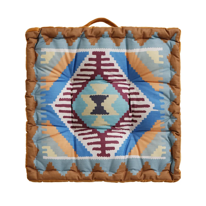 Quadratisches Sitzkissen mit kilim-inspiriertem Muster, gesteppter Polsterung und Traggriff