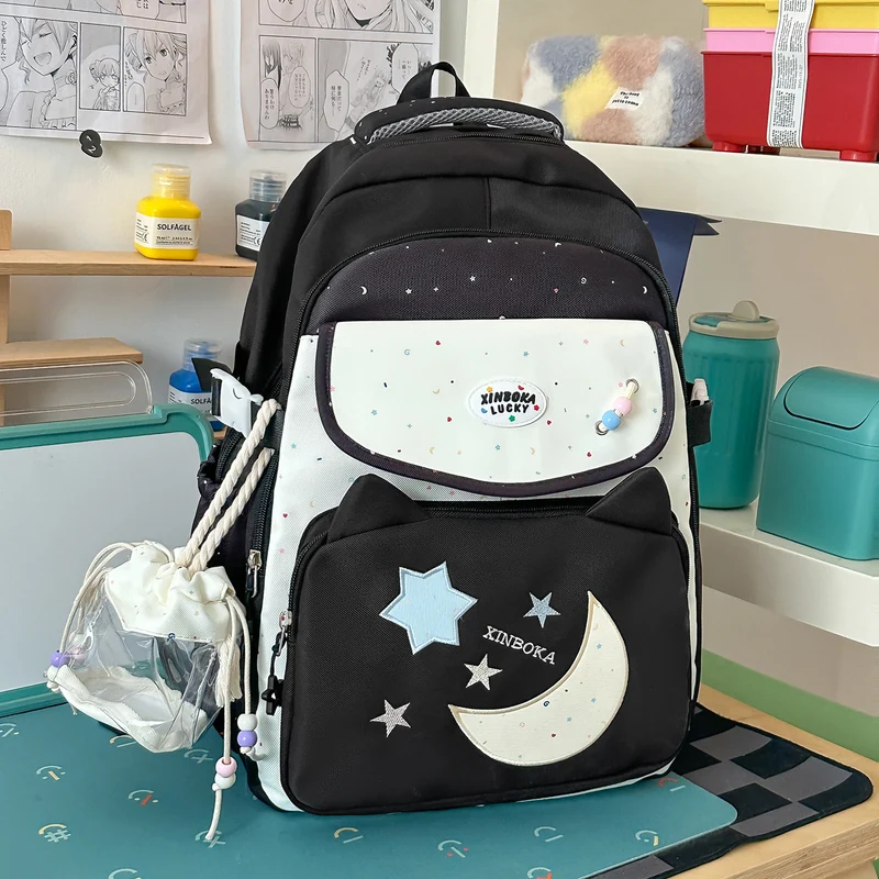 Niedlicher Schulrucksack mit mehreren Fächern im Charakter-Design