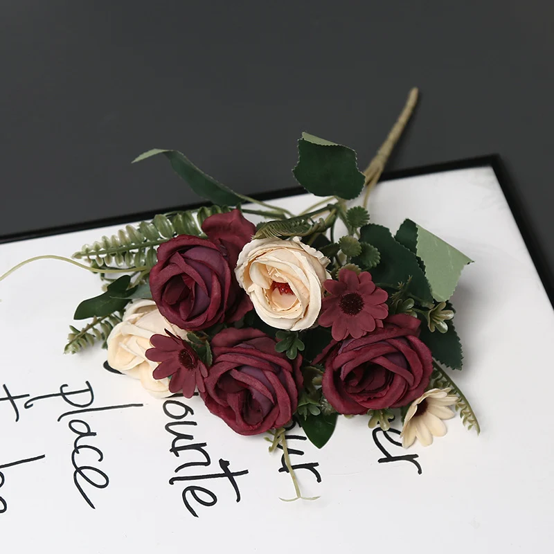 Dekorative Blumenarrangement für Tischdisplay