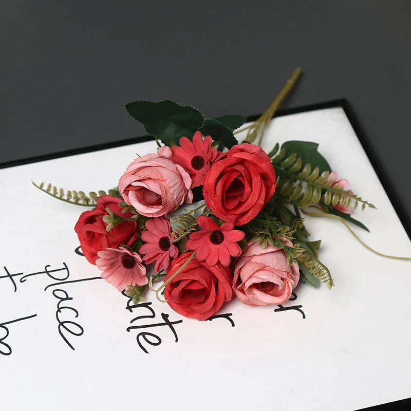 Dekorative Blumenarrangement für Tischdisplay