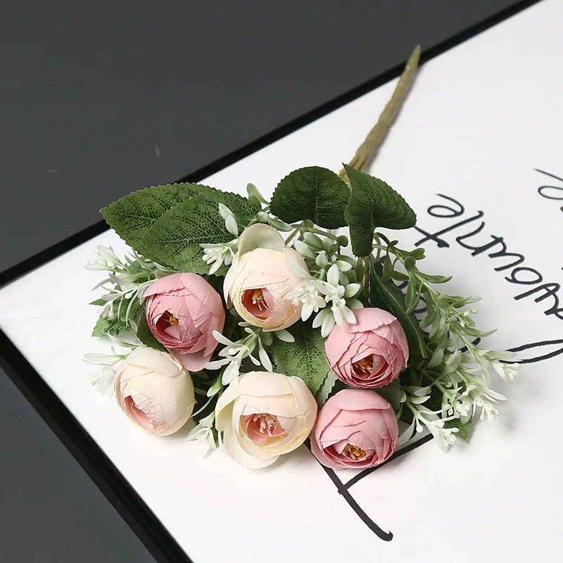 Dekorative Blumenarrangement für die Innendekoration