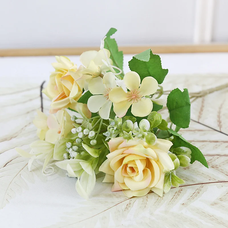 Dekorative Blumenarrangements für die Wohnkultur