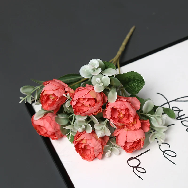 Dekorative Blumenarrangement für Tischdekoration